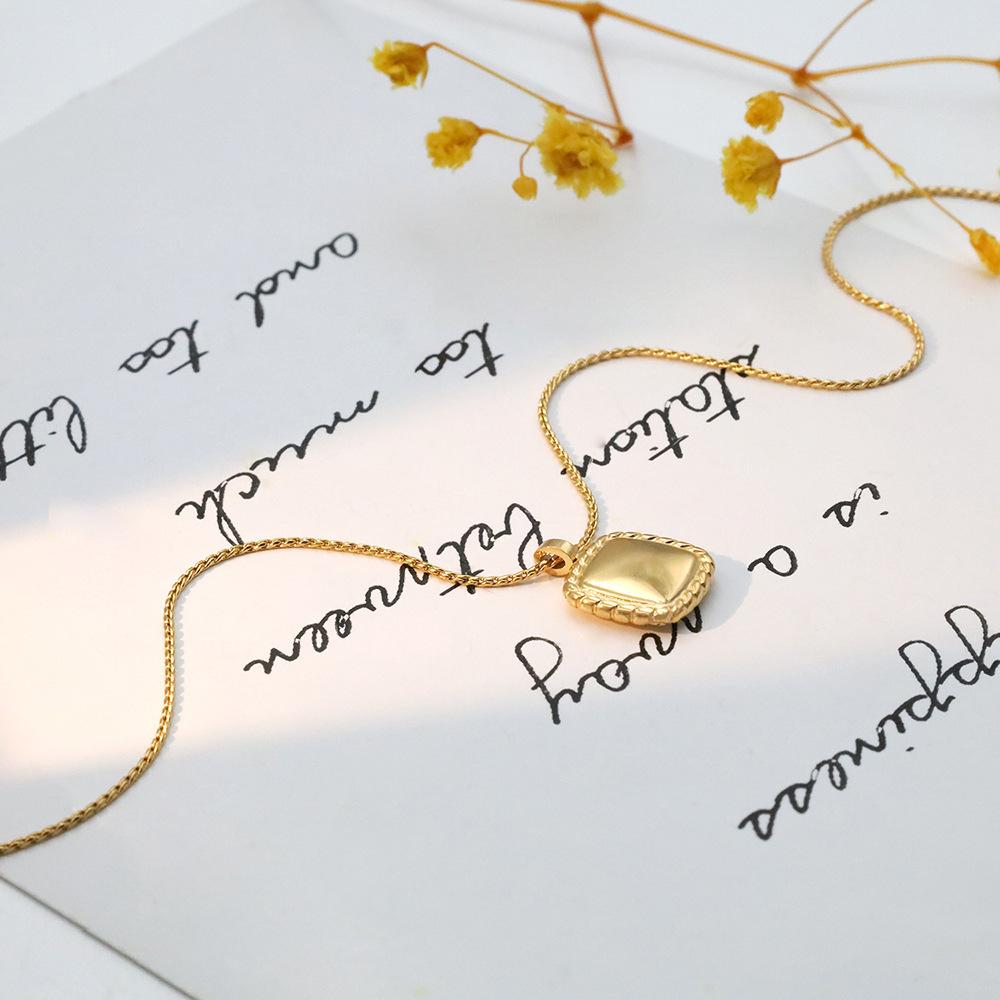 French Personality Titanium Steel Clavicle Chain Women'S Light Luxury Geometric Square Lace Pendant Women'S Necklace