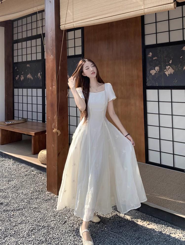 

Белое платье большого размера во французском стиле с квадратным вырезом и цветочной вышивкой - Женское летнее платье миди, подчеркивающее талию M (90-105 jin)