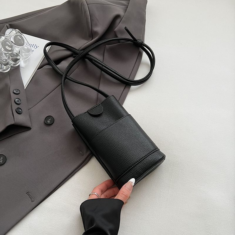 

Маленькая сумка для мобильного телефона Женская 2025 Новая модная сумка-ведро из мягкой кожи Летняя простая текстурная сумка через плечо Black without pendant