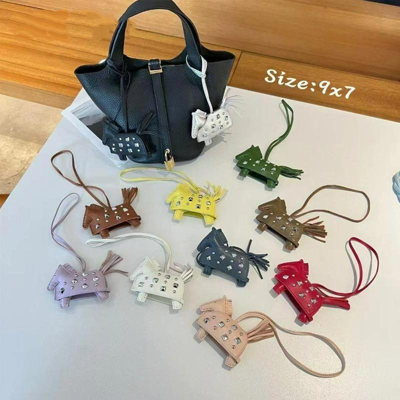 Üst Düzey El Yapımı Deri Zırhlı Savaş Atı Kolye Ucu Moda Gümüş Perçinli At Çantası Süsü Aksesuarları Araba Kolye Ucu Doğum Günü Hediyesi