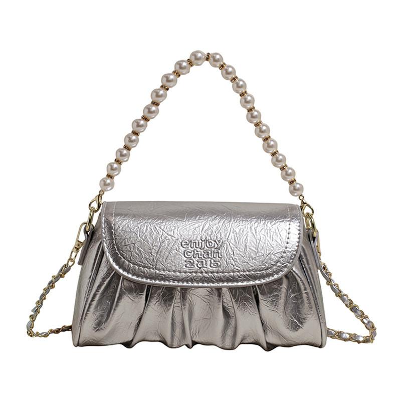 Clutch aus PU-Leder mit Kettenverzierung und Perlenapplikationen – das perfekte Accessoire für jeden Tag