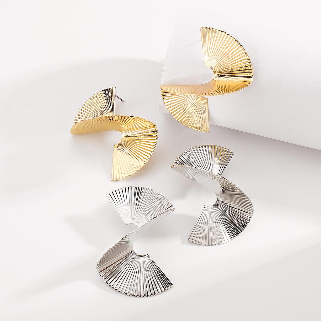 Women Fashion Stereoscopic Alloy Stud Earrings Unique Irregular Pleated Design Elegant High Grade Ear Jewelry