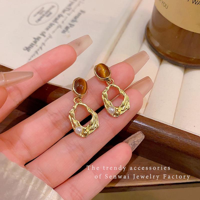 Retro Imitation Tiger's Eye Stone Pearl Stud Earrings Women's Light Luxury Design Earrings Maillard Ear Jewelry
