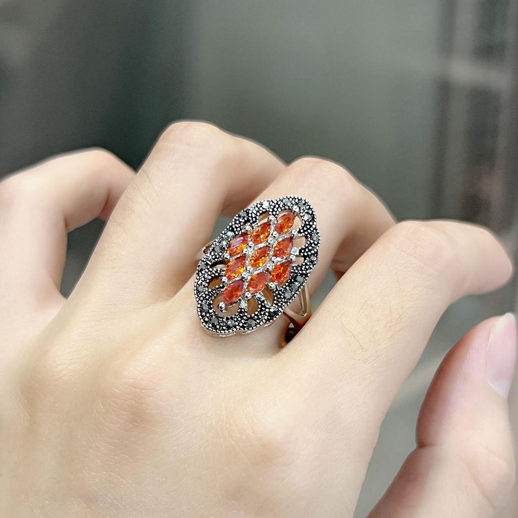 Elegante Anello Retro in Argento Thailandese con Granato Nero e Zirconi