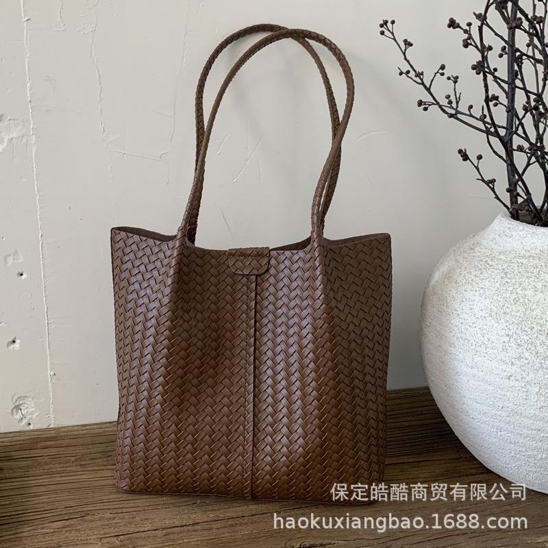 Retro Woven Bag Women's Large Capacity 2025 New Autumn and Winter Versatile Shoulder Bag Texture Commuter Tote Bag