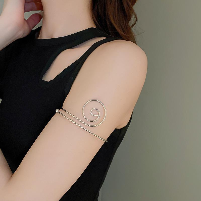 

Европейский холодный стиль Высококлассный металлический плиссированный браслет: Роскошный женский браслет с темпераментом