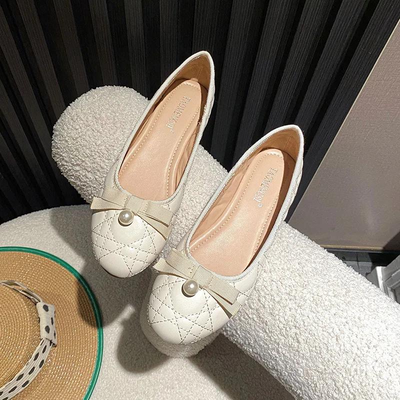 2024 Sapatos para mulheres Sapatos baixos da moda Pérola Biqueira redonda Sapatos casuais Moda Couro Mocassins Slip-on