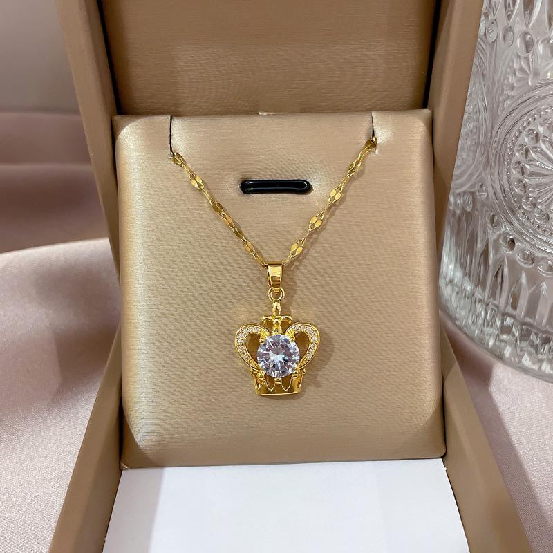 **Lively Women's Necklace: Titanium Steel & Gold-Plated Copper Clavicle Chain**