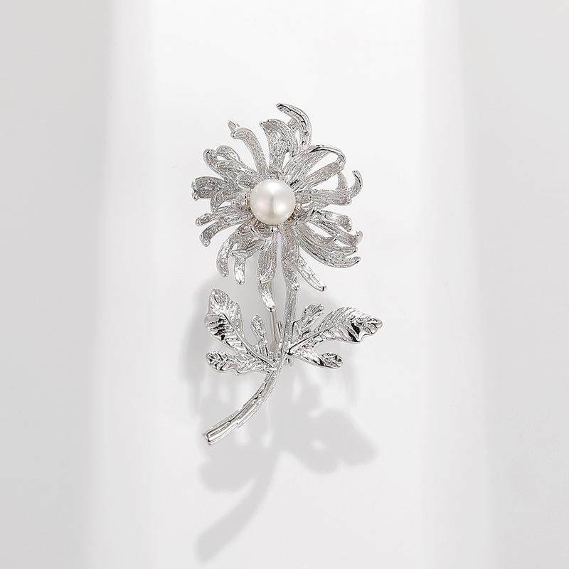 Dilly Snow Vintage Green Chalcedony Daisy Brooch - Elegant Floral Pin Accessory