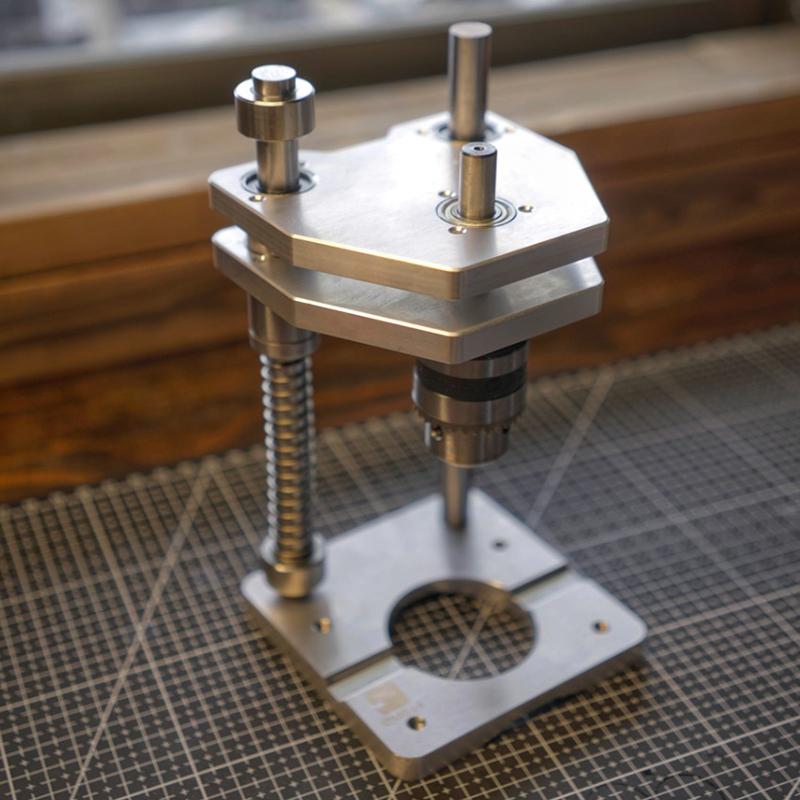 

1Pc Precision Portable Drillling Guide Jig, Woodworking Adjustable Punch Locator or Straight Hole Drilling Template Tool 1pcs білий