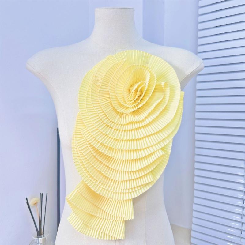 Fashionable Pleated Big Flower Lapel Pin Exaggerated Folded Flower Brooch for Dress and Shirt Women Breastpin Ornament