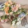 Wunderschöner künstlicher Blumenstrauß aus mehreren Schichten, farbenfroh und dekorativ