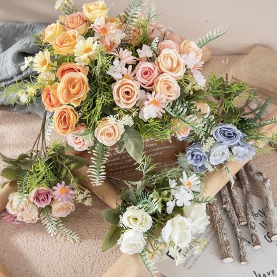 Wunderschöner künstlicher Blumenstrauß aus mehreren Schichten, farbenfroh und dekorativ