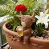 Pijící figurka skotské vysočinské krávy držící pohár na víno/pivo, socha skotského vysočinského dobytka, pryskyřičná zvířecí socha, venkovní zahradní květináč, ozdoba objímající květináč