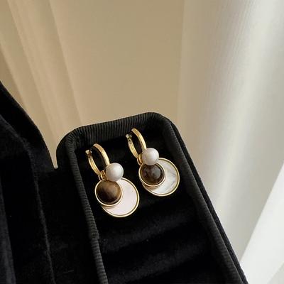 Uma fivela de orelha de pedra olho de tigre com pérola fritilária multiuso, design feminino, senso de elegância retrô, temperamento, brincos versáteis