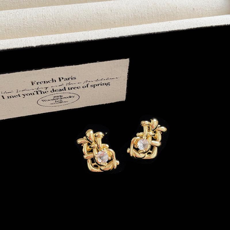 Niche Design Sense Diamond-Encrusted Woven Metal Stud Earrings Women'S Unique Personality Exquisite Light Luxury Elegant Versatile Earrings