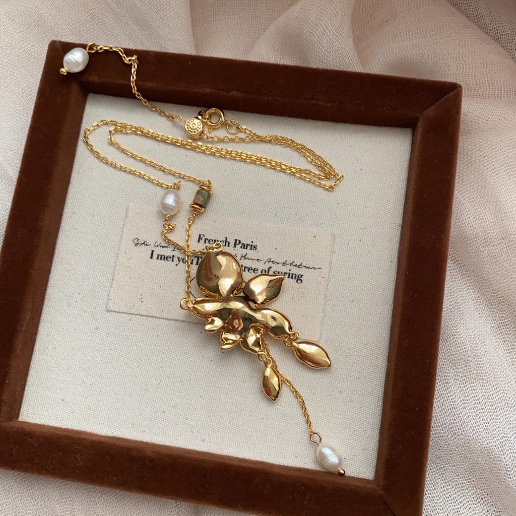 Collana a frange floreale di nicchia Catena per clavicola Beige Olio gocciolante Intarsiata con perle d'acqua dolce Collana squisita di lusso leggero Alto senso
