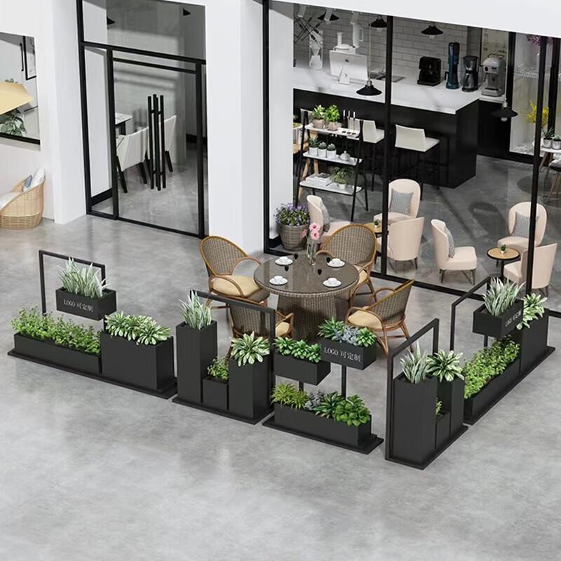 Dekorativer Metall-Pflanzkübel & Raumteiler für den Außenbereich