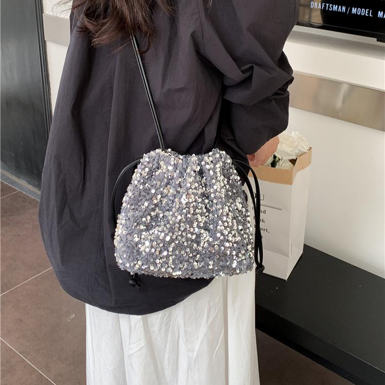 Neue Beuteltasche mit Kordelzug für Damen, plissiertes Design, weiche Hand-Schultertasche, bunte Paillettentasche 2024 Neu