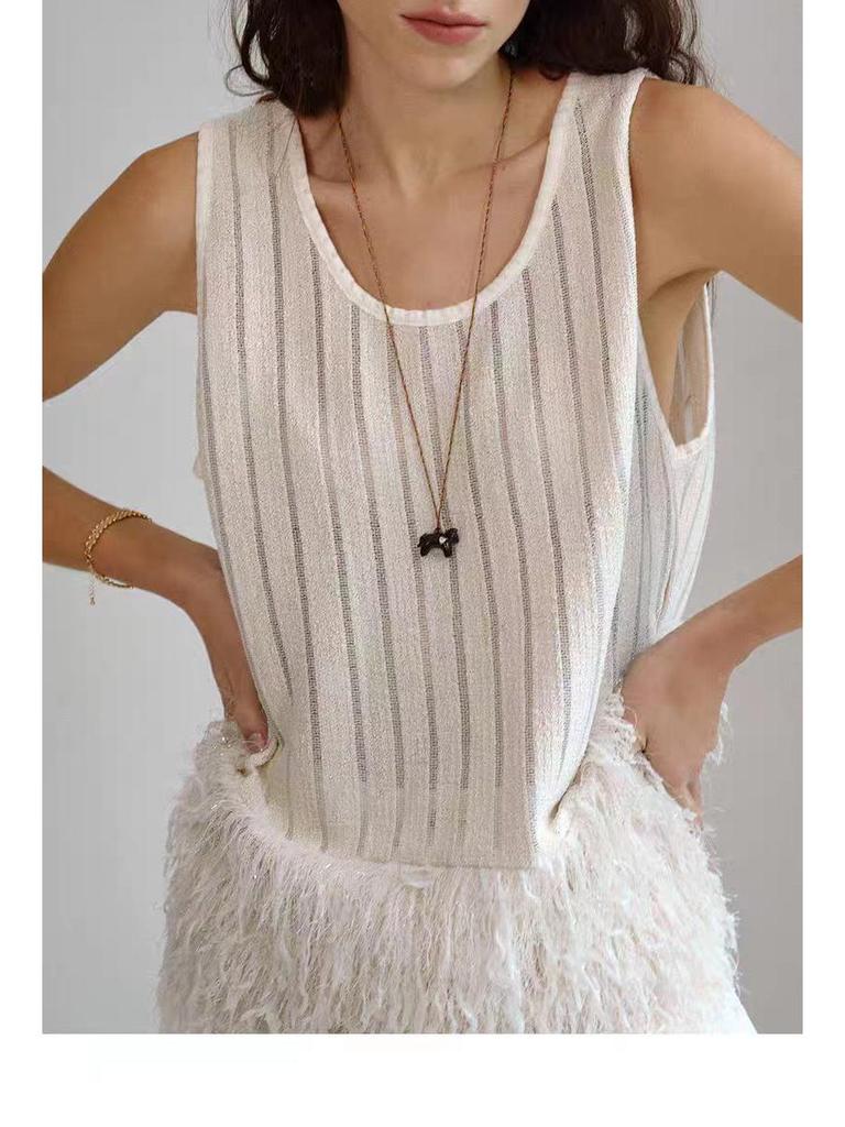 Chic Pony Pendant Necklace: Stylish and Unique Design for Women