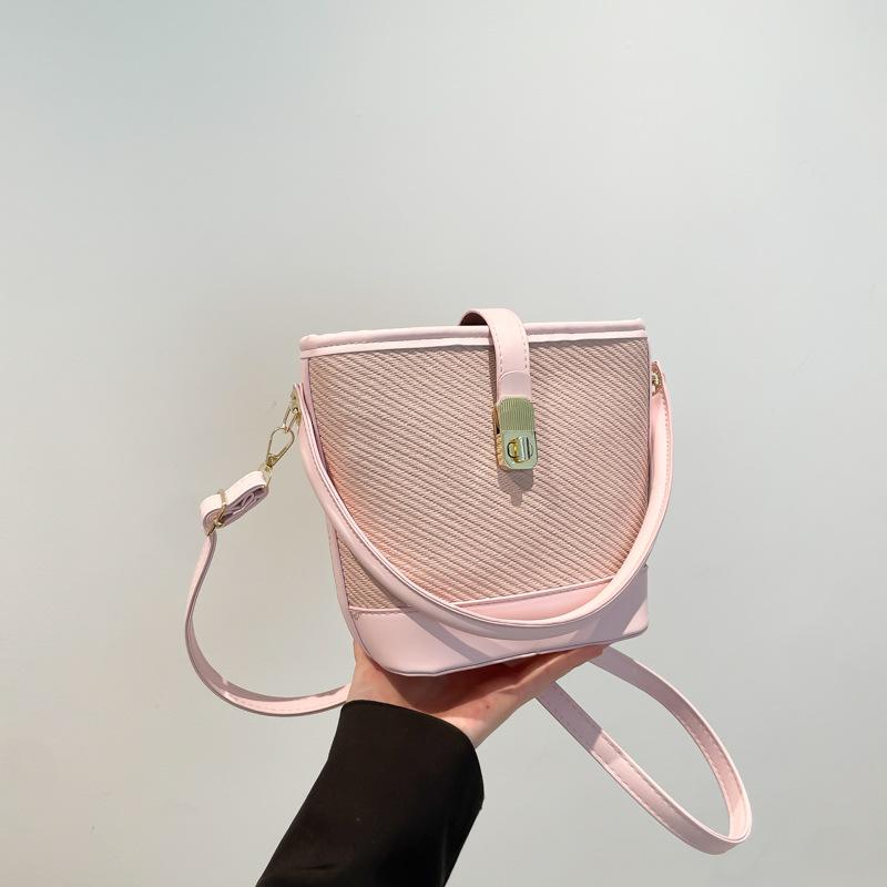 

New spring and summer fashion is popular today, high-end contrasting color bucket tote bag, versatile portable shoulder messenger bag рожевий