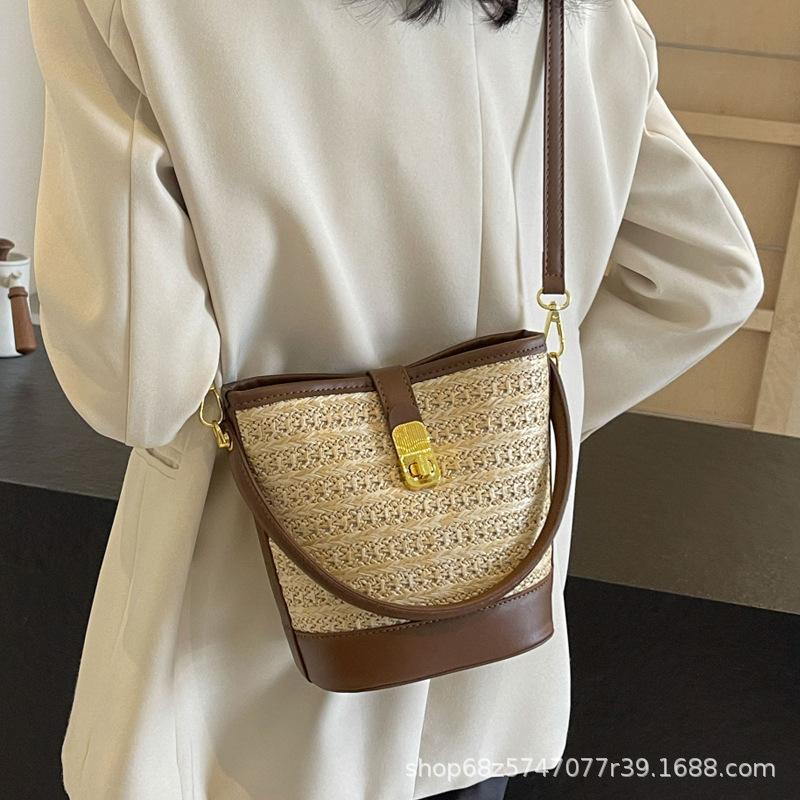 Korean ins casual woven straw bag 2025 new lazy wind vacation fashion portable messenger bucket bag