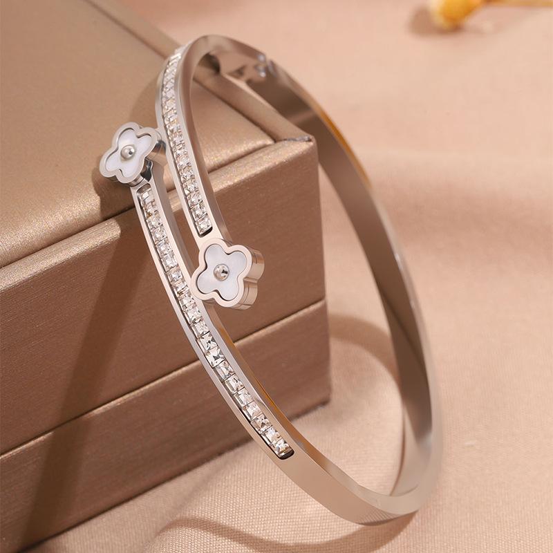 Hot-selling titanium steel bracelet, girls' high-end sense of fashion, popular light luxury in Europe and the United States, Gypsy star love diamond