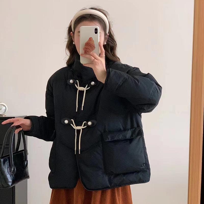 

Короткий пуховик в стиле сяосянфэн, женский, зимний, новый, милый, со стойкой, темпераментный, с перламутровой роговой пуговицей, теплая куртка S чёрный