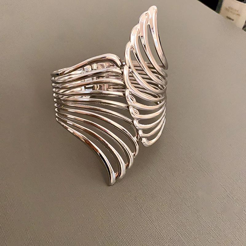 European & American Pleated Metal Bangle: Elegant Cold-Style Bracelet with High-End Luxury Design