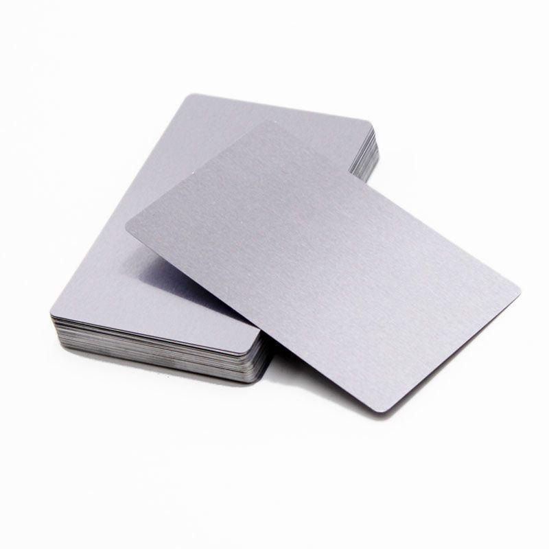 Lasergravurmaschine für Visitenkarten aus Aluminiummetall in Blau, Schwarz, Gold und Rot