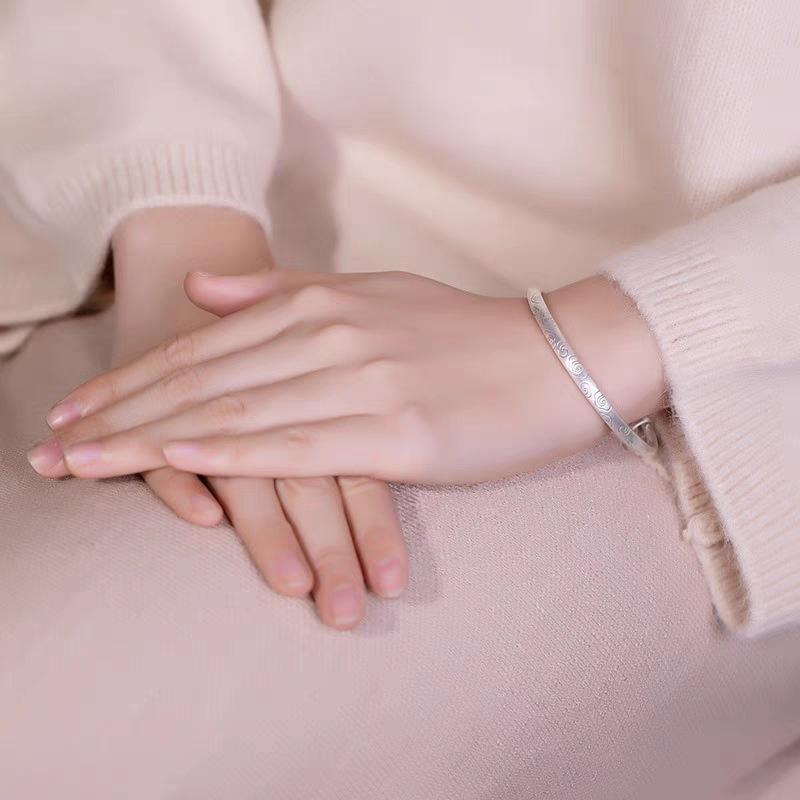 New Xiangyun retro push-pull simple fashion female youthful temperament solid matte bracelet for girlfriend and mother gift