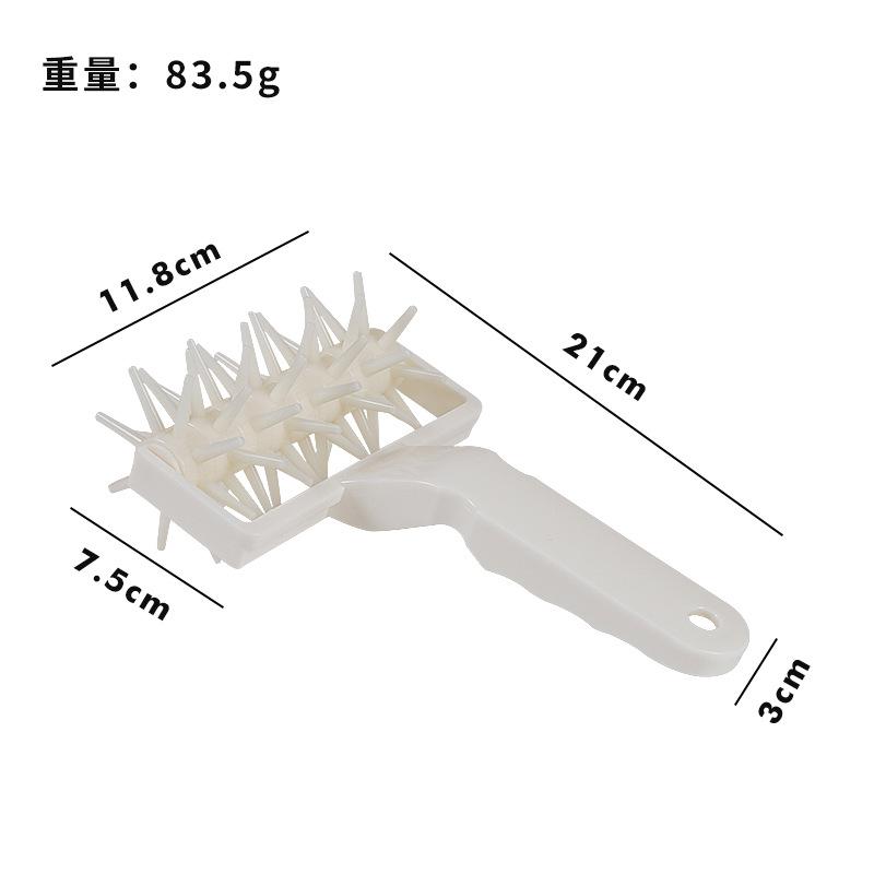 Malé nástroje do pečicí kuchyně, plastové kráječe na pizzu, mřížkové kráječe, velké a malé drátěné válečky na pizzu