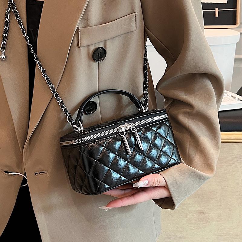 This Year, Korean Xiaoxiangfeng Fashion Temperament Portable Box Bag High-end Texture Diamond Chain Messenger Women's Bag Is Popular.