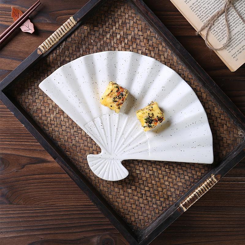 Суши, сашими, тарелка с жареным мясом, японская кухня, черно-белая посуда, бытовая ретро керамическая обеденная тарелка в форме веера
