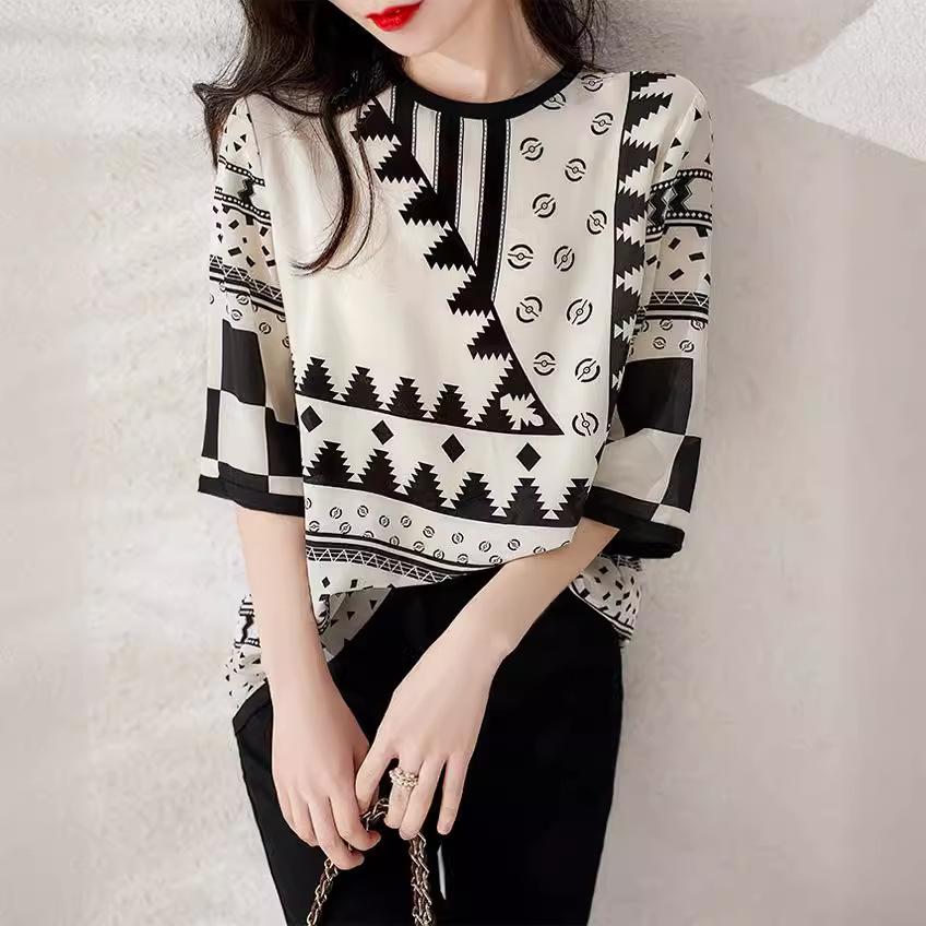 Design-sinnliches, Nischen-Print-Oberteil für den Sommer, neues, geometrisches Rundhals-T-Shirt aus koreanischem, lockerem Chiffon, leicht und dünn