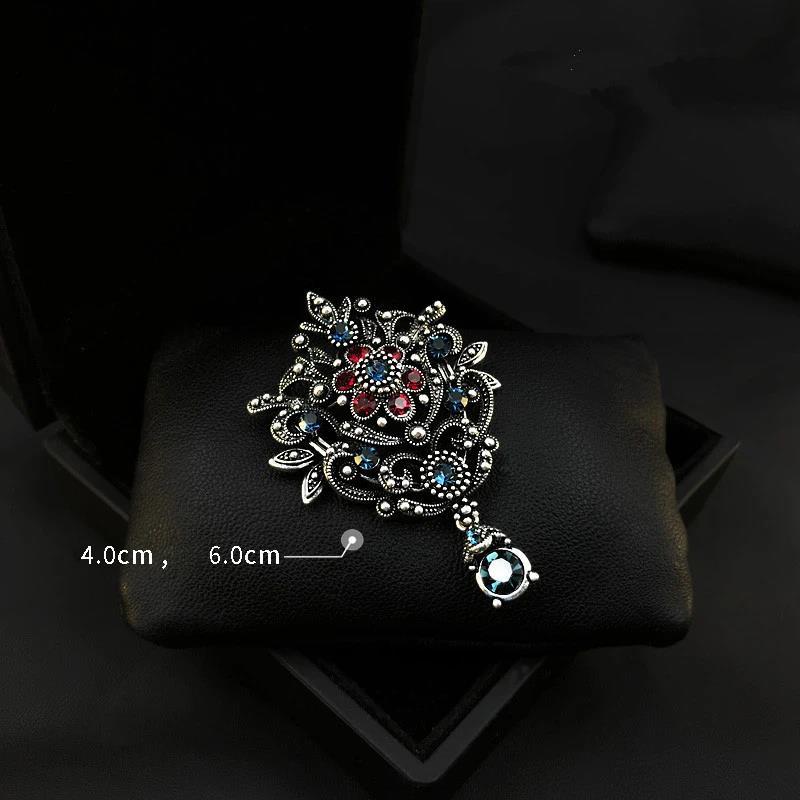 Vintage Court Style Atmospheric Crown Brooch Female High-End Temperament Brooch Elegant Rhinestone Pin Suit Accessories
