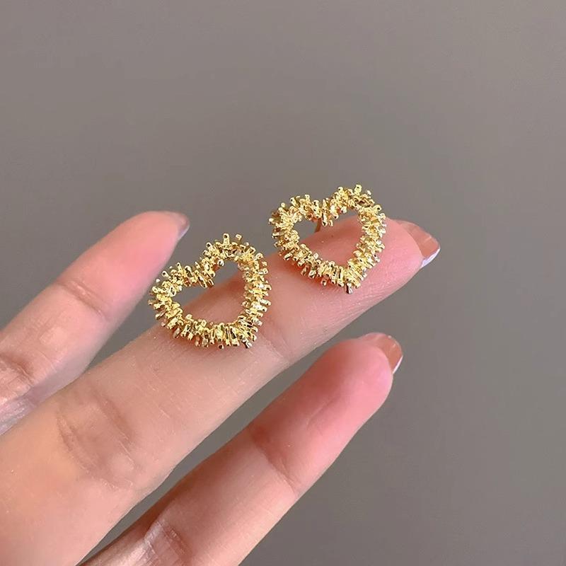 

Korea Exquisite Shining Bright Broken Copper Hollowed-out Heart Shape Stud Earrings for Women Temperament Designer Zircon Gifts золотой