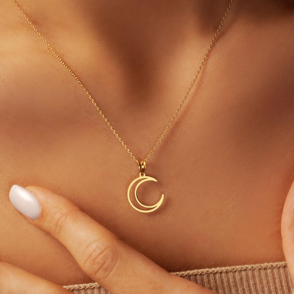 Exquisite Stainless Steel Crescent Necklace with Diamond Cutting Chain Fashionable Moon Jewelry for Daily Wear Holiday Accessory
