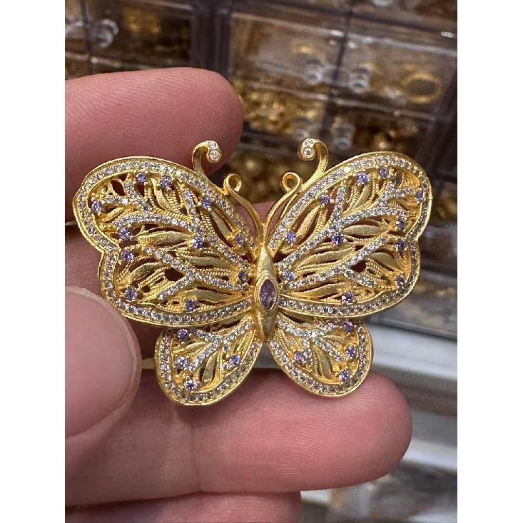

Chinese-style neo-traditional necklace with ancient gilded engraving, hollowed-out design, and rhinestone inlay, featuring a light luxury and elegant Matching45cm Collar