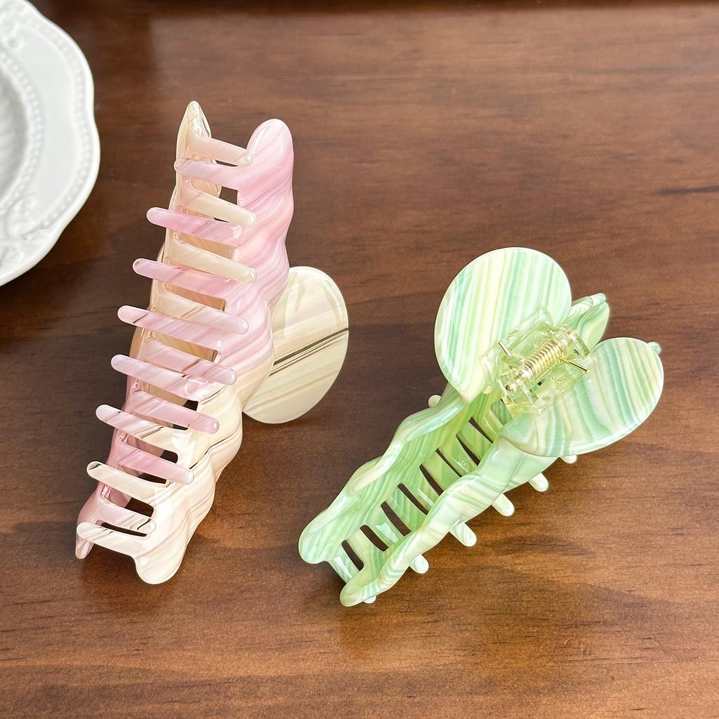 Premium Acetate Hair Claw Clip In Chic Striped Designs Perfect For Fashionable Women