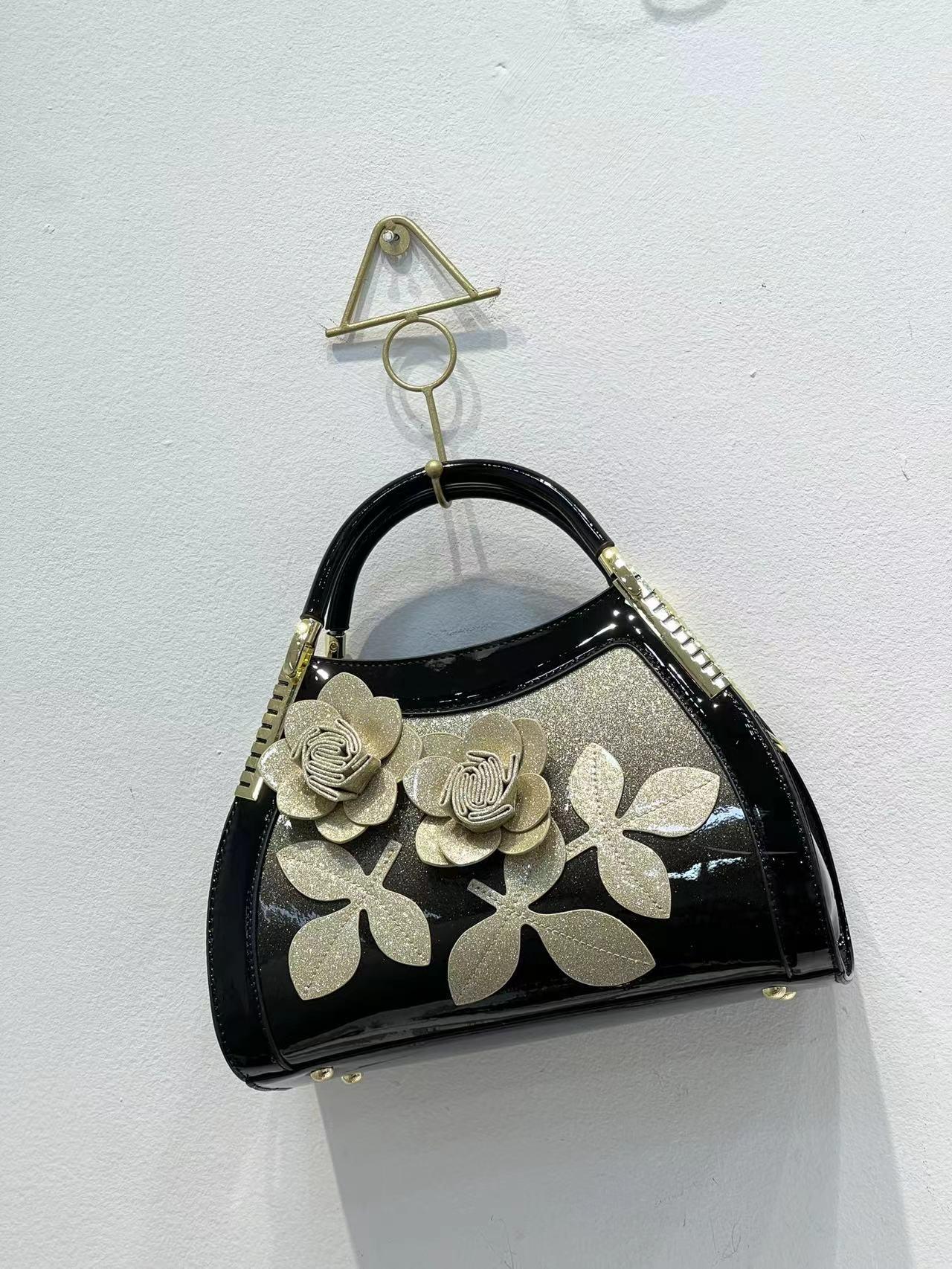 

Элегантная вышитая сумка кроссбоди из лакированной кожи 2025 для женщин среднего возраста золотой