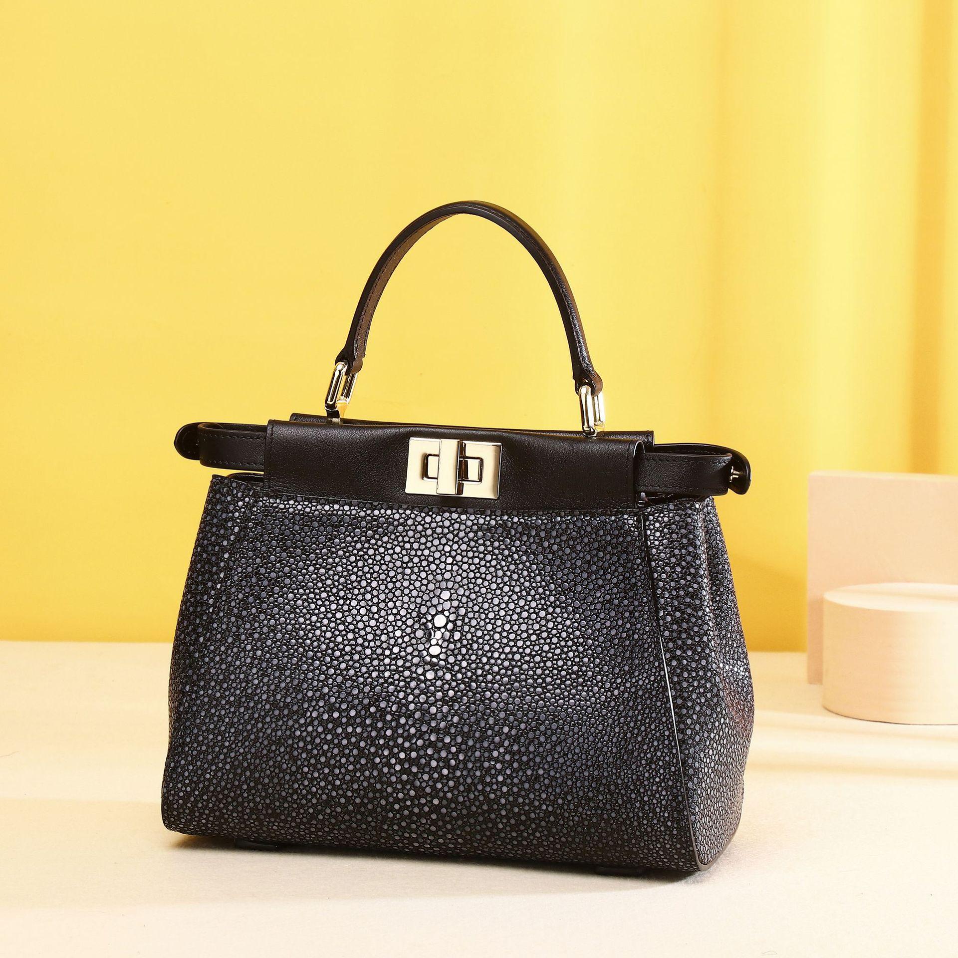 

Классическая женская сумка высокого класса с глянцевым узором из жемчужной рыбы, модная и практичная. Это одноплечная сумка кроссбоди чёрный