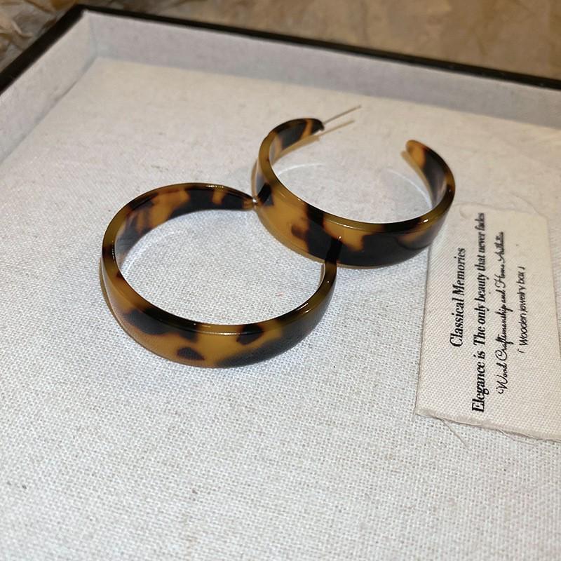 

Сережки-пусети з епоксидної смоли та штучної шкіри Срібна голка з леопардовим принтом, геометричним та квітковим візерунком – Висококласна осінньо-зимова мода для жінок