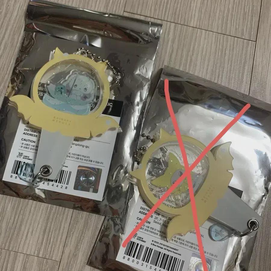 

Xdz Junhan Ode Beautiful Mind Тэгу Акриловый брелок Версия в дождевике