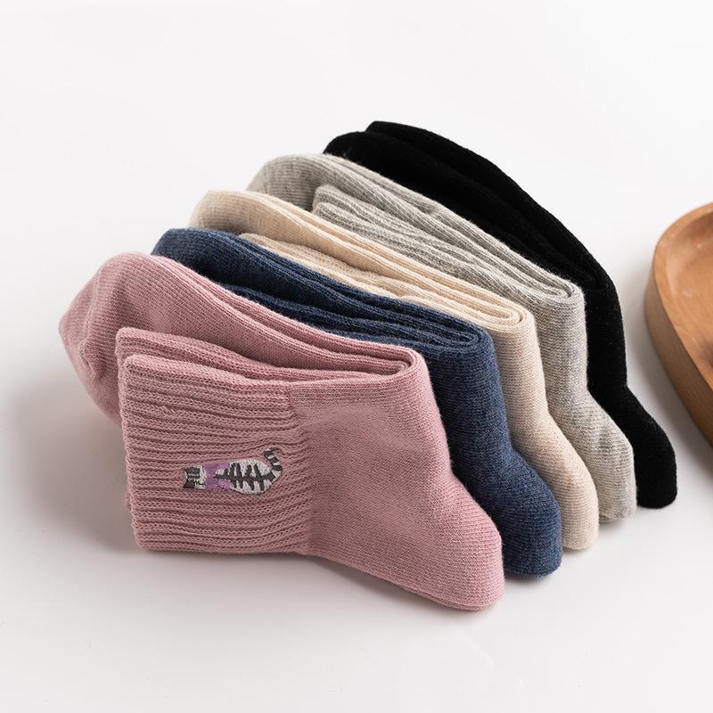 Women's Mid-Calf Socks - Korean and Japanese Style, Cute Embroidery, Odor-Resistant, Solid Color, Perfect for Spring, Autumn, and Winter.