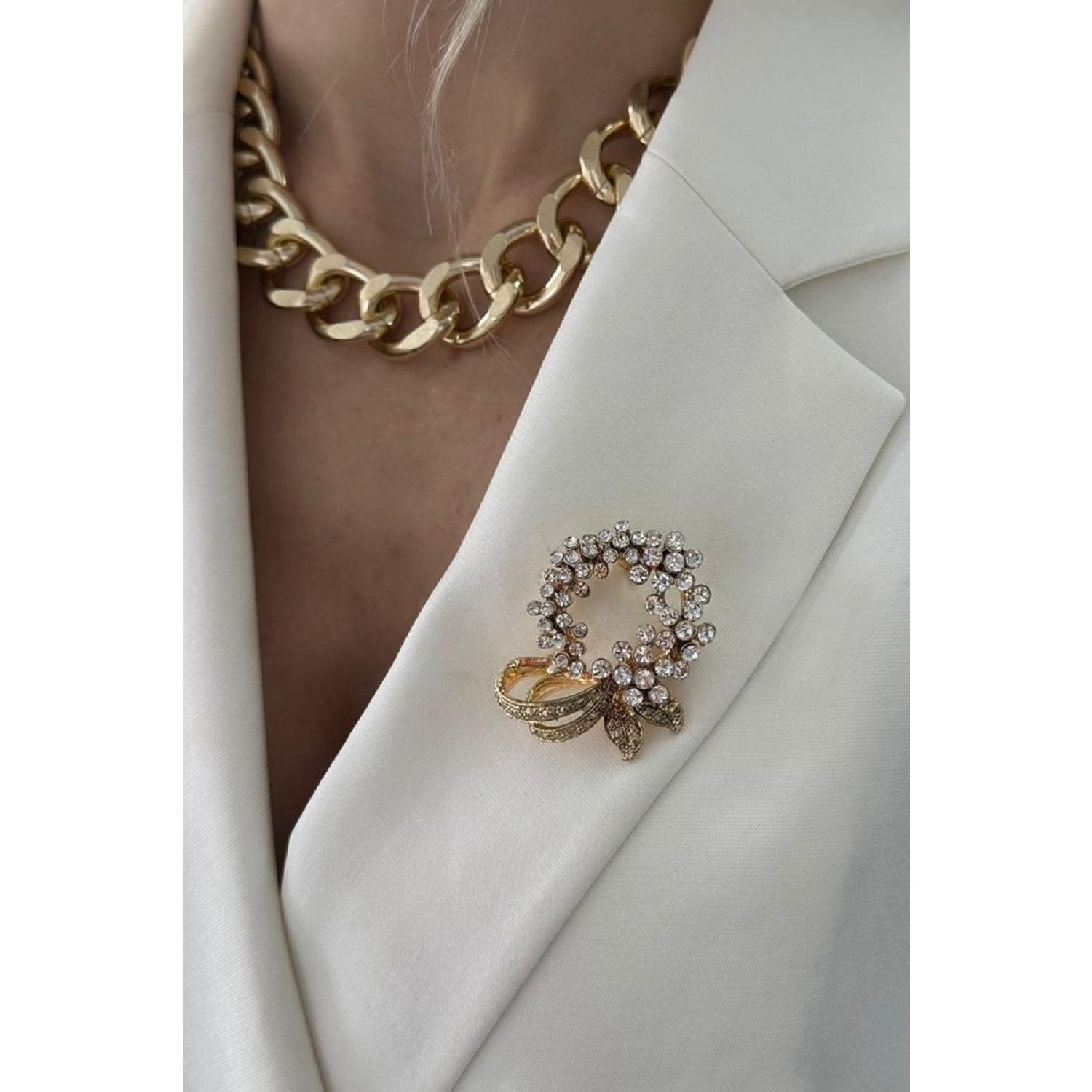 

Gold Color Stone Wreath Brooch