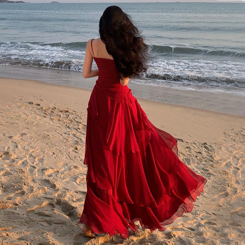 Nádherné červené plážové šaty: Francouzský volán, zdůrazňující pas, špagetová ramínka, dlouhá plážová sukně pro ženy.