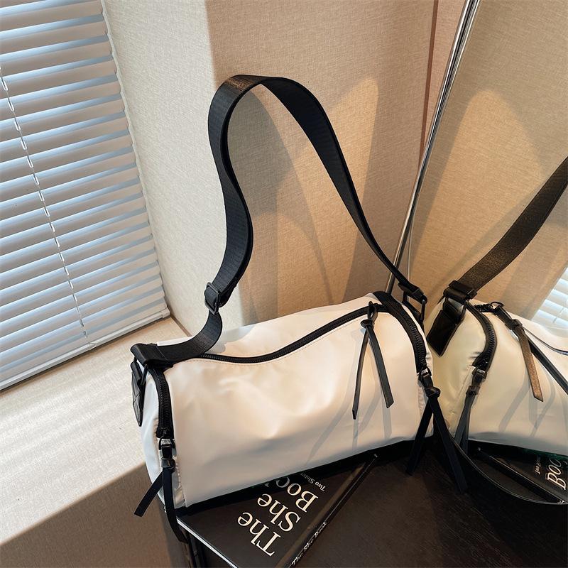 

Lightweight waterproof large-capacity messenger bag women s bag fashion autumn and winter bag light luxury niche advanced leisure