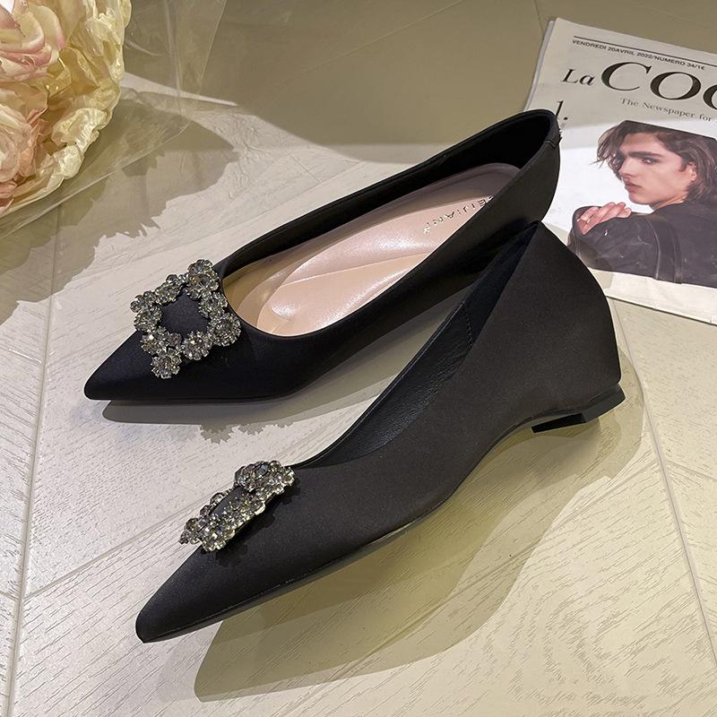 

Туфли-лодочки женские на танкетке с квадратной пряжкой из страз, небольшой внутренней высотой, с острым носком, универсальные, из атласа 35 чёрный