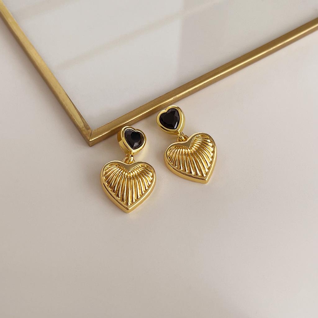 Boucles d'oreilles médiévales vintage à perles: Design rétro à l'huile coulée avec une touche haut de gamme et une personnalité unique